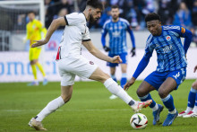 Adrian Zeljkovič (Trnava) a Rahim Ibrahim (Slovan). FOTO: TASR/Jakub Kotian