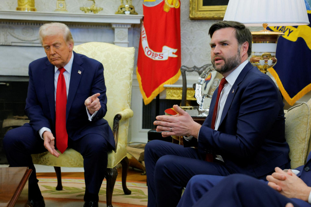 Americký prezident Donald Trump vedľa amerického viceprezidenta J.D. Vancea pri stretnutí s ukrajinským prezidentom Volodymyrom Zelenským v Bielom dome. FOTO: Reuters
