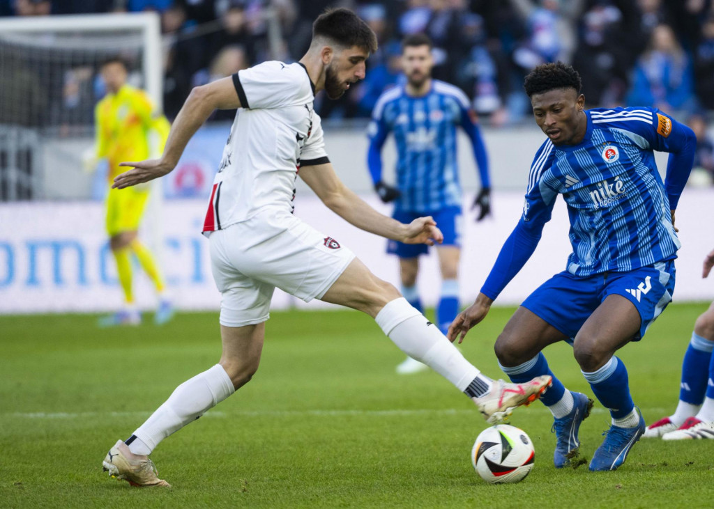 Adrian Zeljkovič (Trnava) a Rahim Ibrahim (Slovan). FOTO: TASR/Jakub Kotian
