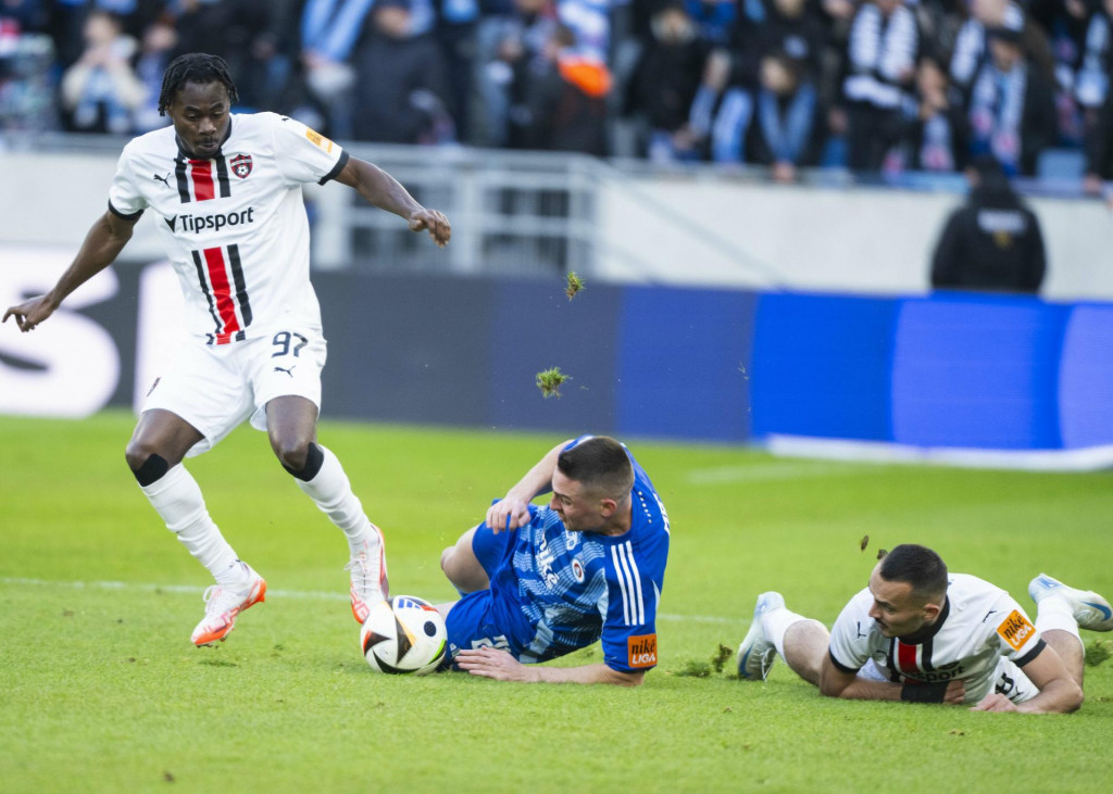 Hoci sa snažil, ani Róbert Mak (v strede) sa nedokázal presadiť proti trnavskému Spartaku. Výhru 1:0 si tak z Bratislavy odviezli hostia. FOTO: TASR/J. Kotian