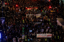 Demonštranti protestujú proti regionálnemu lídrovi Valencie Carlosovi Mazonovi a žiadajú jeho odstúpenie pre riešenie smrteľnej povodňovej krízy vo Valencii. FOTO: Reuters