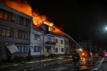 Hasiči pracujú na mieste obytného domu zasiahnutého ruským dronom počas ruského útoku na Ukrajinu. FOTO: Reuters