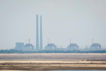 Pohľad ukazuje Záporožskú jadrovú elektráreň z brehu nádrže Kachovka neďaleko mesta Nikopol v regióne Dnepropetrovsk. FOTO: Reuters