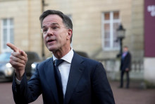 Generálny tajomník NATO Mark Rutte hovorí s médiami v deň samitu o Ukrajine v Lancaster House v Londýne. FOTO: Reuters