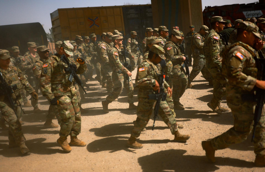 Vojaci Národnej gardy kráčajú neďaleko americko-mexickej hranice v El Paso v Texase. FOTO: Reuters