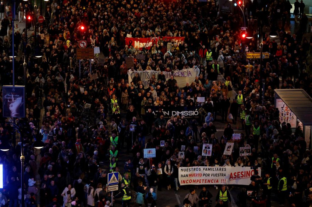 Demonštranti protestujú proti regionálnemu lídrovi Valencie Carlosovi Mazonovi a žiadajú jeho odstúpenie pre riešenie smrteľnej povodňovej krízy vo Valencii. FOTO: Reuters