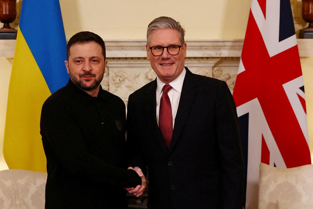 Britský premiér Keir Starmer a ukrajinský prezident Volodymyr Zelenskyj si podávajú ruky počas bilaterálneho stretnutia na Downing Street 10 pred summitom európskych lídrov. FOTO: Reuters