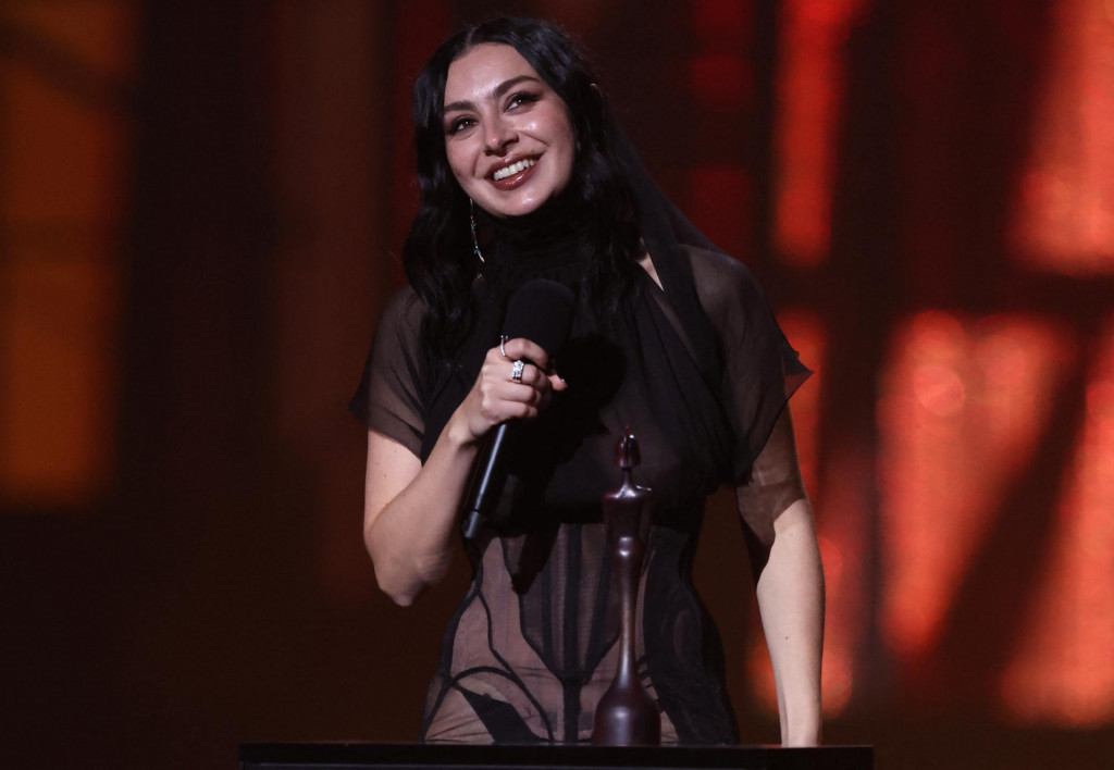 Britská speváčka a skladateľka Charli XCX preberá cenu za umelca roka počas udeľovania Brit Awards v londýnskej O2 Arene. FOTO: Reuters