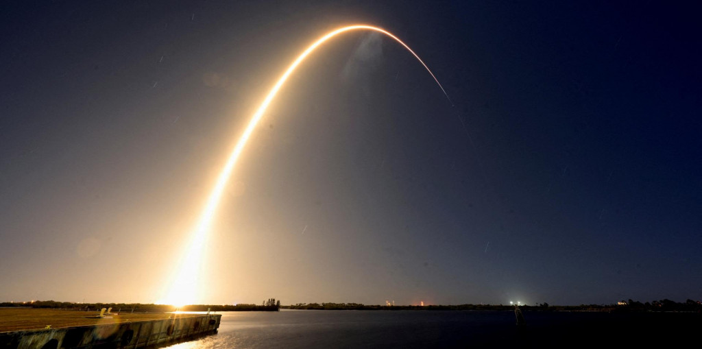 Raketa SpaceX Falcon 9 štartuje s lunárnym pristávacím modulom Firefly Aerospace Blue Ghost ako primárnym nákladom z Kennedyho vesmírneho strediska na Cape Canaveral na Floride. FOTO: Reuters