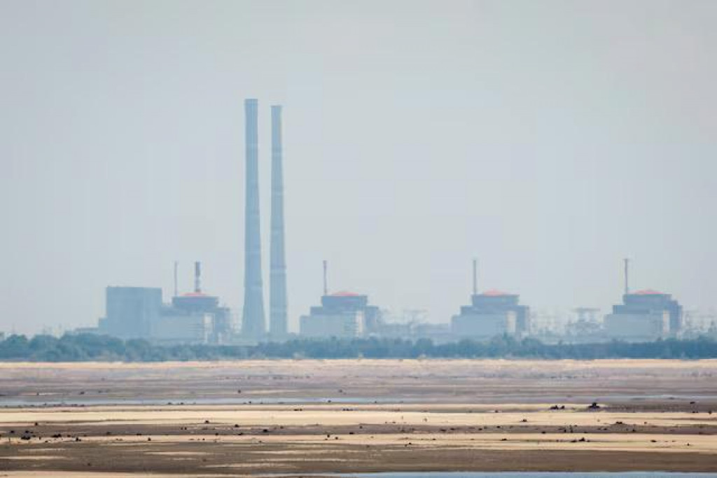 Pohľad ukazuje Záporožskú jadrovú elektráreň z brehu nádrže Kachovka neďaleko mesta Nikopol v regióne Dnepropetrovsk. FOTO: Reuters