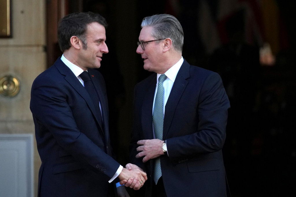 Britsk&yacute; premi&eacute;r Keir Starmer si pod&aacute;va ruku s franc&uacute;zskym prezidentom Emmanuelom Macronom pri pr&iacute;chode na summit o Ukrajine do Lancaster House v Lond&yacute;ne. FOTO: Reuters