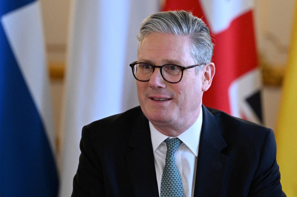 Britský premiér Keir Starmer sa zúčastňuje na plenárnom zasadnutí summitu v Lancaster House v centre Londýna. FOTO: Reuters