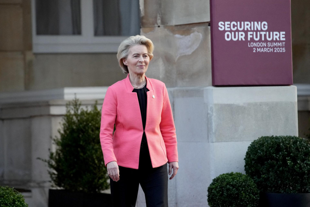 Predsedníčka Európskej komisie Ursula von der Leyen na prechádzke v deň summitu o Ukrajine v Lancaster House v Londýne. FOTO: Reuters