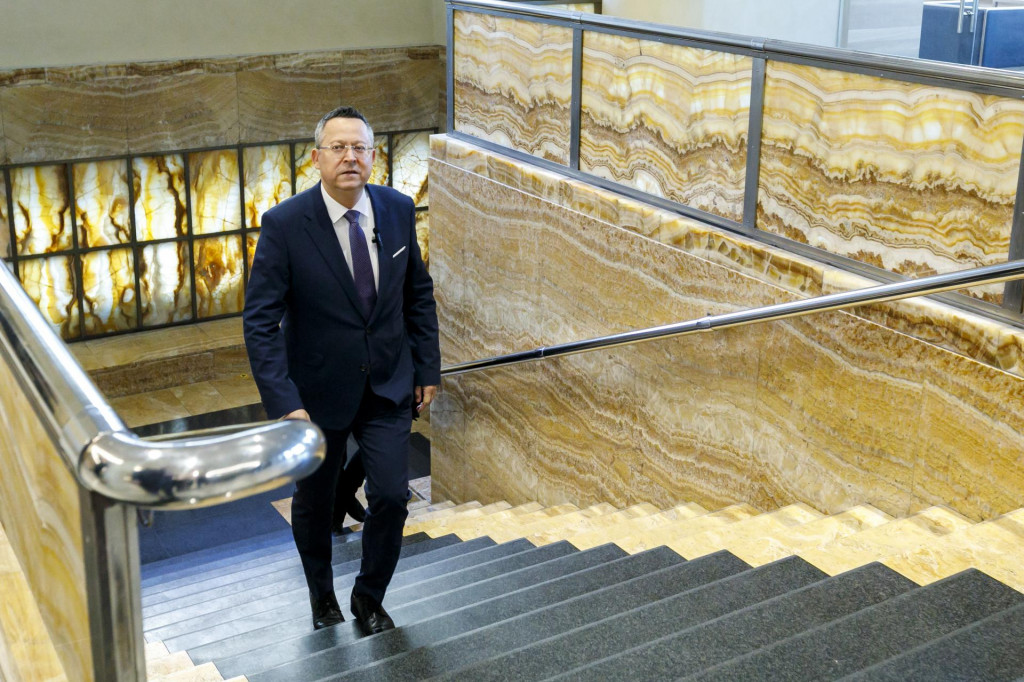 Minister financií Ladislav Kamenický ide po schodoch a zároveň občanom príkladom. Ako prvý si kupuje štátny dlhopis pre masy. FOTO: TASR/D. Veselský