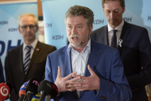 Na snímke člen predsedníctva KDH Jozef Hajko a predseda stray Milan Majerský. FOTO: TASR