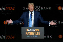 Prezident USA Donald Trump gestikuluje na podujatí Bitcoin 2024 v Nashville, Tennessee, USA, 27. júla 2024. FOTO: REUTERS