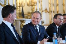 Poľský premiér Donald Tusk sa zhovára s generálnym tajomníkom NATO Markom Ruttem počas ich účasti na plenárnom stretnutí na summite v Lancaster House v centre Londýna. FOTO: Reuters