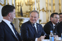 Generálny tajomník NATO Mark Rutte (vľavo) a poľský premiér Donald Tusk (uprostred) sa rozprávajú počas samitu západných lídrov v Londýne. FOTO: TASR/AP