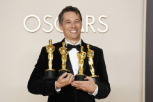Americký režisér Sean Baker pózuje s cenami v kategóriách najlepší pôvodný scenár, najlepšia réžia, najlepší strih a najlepší film za snímku Anora. FOTO: TASR/AP