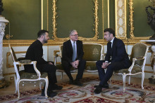 Britský premiér Keir Starmer (uprostred), ukrajinský prezident Volodymyr Zelenskyj (vľavo) a francúzsky prezident Emmanuel Macron diskutujú na samite západných lídrov v Londýne. FOTO TASR/AP