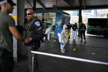 Izraelská polícia pracuje na mieste, kde došlo k útoku nožom v Haife. FOTO: Reuters

