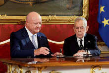 Rakúsky prezident Alexander Van der Bellen a šéf Ľudovej strany (ÖVP) a nový kancelár Christian Stocker. FOTO: Reuters