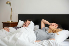 Chrápanie patrí medzi najväčších strašiakov v zdieľanej spálni.