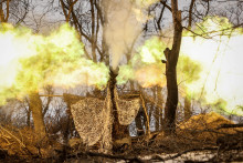 Ilustračná fotografia. Ukrajinskí vojaci strieľajú zo samohybnej húfnice na ruské jednotky neďaleko mesta Časiv Jar v Doneckej oblasti. FOTO: Reuters/Ukrajinské ozbrojené sily