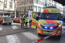 Príslušníci záchranných zložiek zasahujú v centre západonemeckého mesta Mannheim. FOTO: TASR/AP
