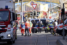 Policajti a záchranári zasahujú počas rozsiahlej policajnej akcie po tom, ako auto vrazilo do davu ľudí v nemeckom Mannheime 3. marca 2025. FOTO: TASR/AP