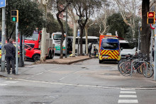 Miestny denník La Vanguardia citoval svedkov nehody, podľa ktorých jeden z autobusov najskôr zozadu narazil do druhého, ktorý následne vrazil do stromu. FOTO: REUTERS
