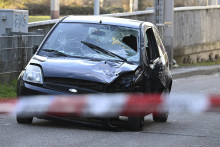 Poškodené vozidlo stojí na ceste vedúcej k Rýnskemu mostu počas rozsiahlej policajnej akcie po tom, ako auto vrazilo do davu ľudí v nemeckom Mannheime 3. marca 2025. FOTO: TASR/AP