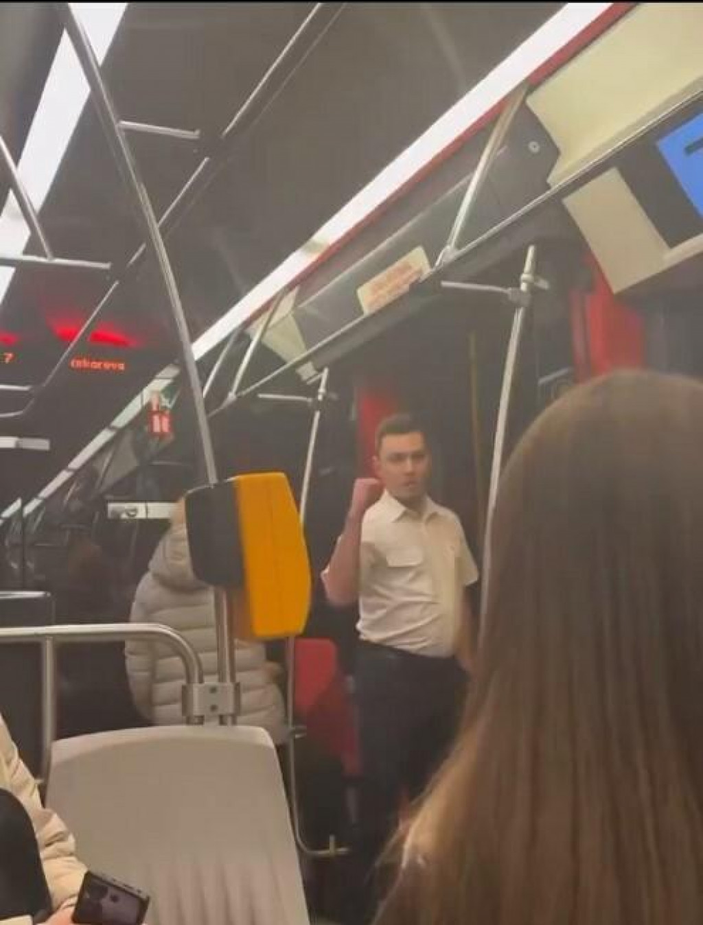 Vodič električky v Prahe napadol ukrajinských cestujúcich. FOTO: X/Vít Rakušan