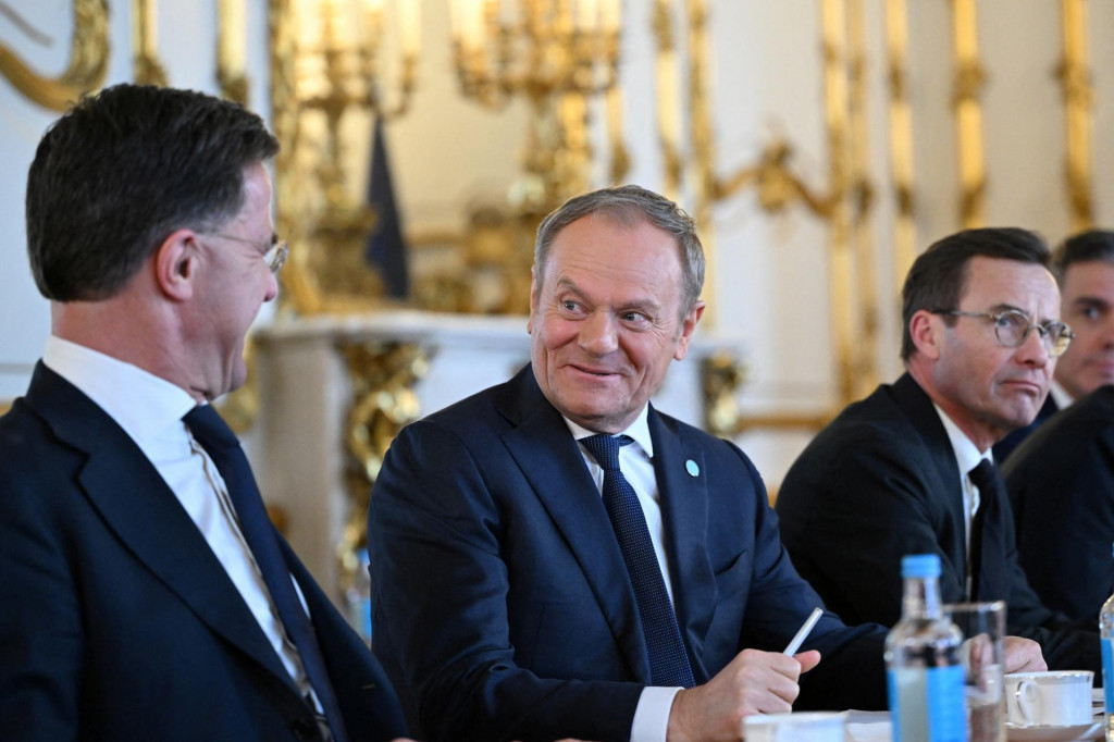 Poľský premiér Donald Tusk sa zhovára s generálnym tajomníkom NATO Markom Ruttem počas ich účasti na plenárnom stretnutí na summite v Lancaster House v centre Londýna. FOTO: Reuters