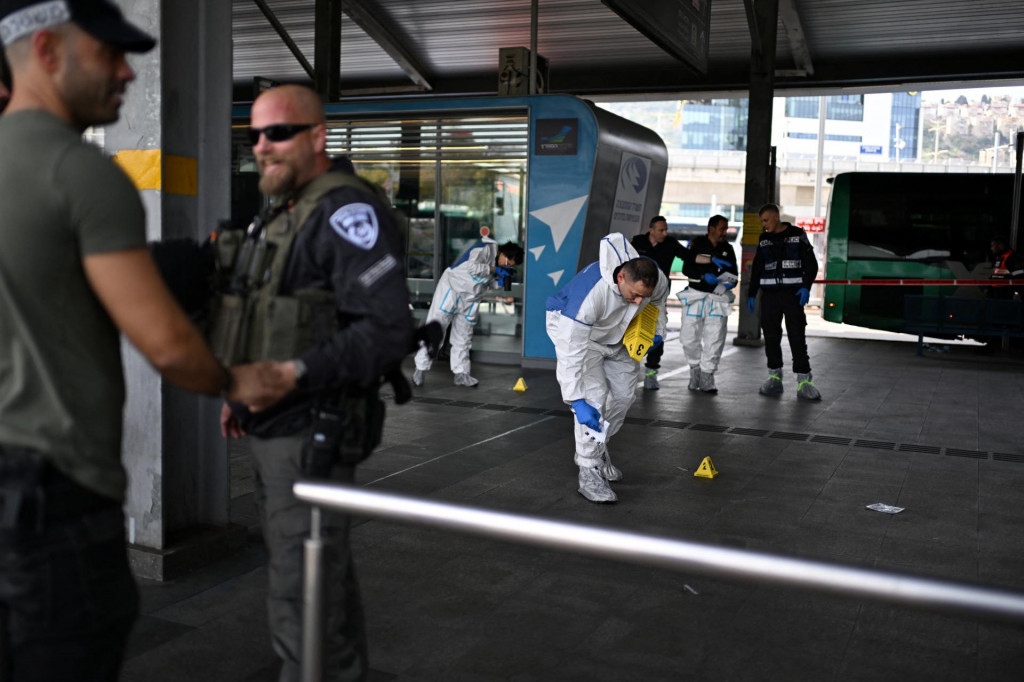 Izraelská polícia pracuje na mieste, kde došlo k útoku nožom v Haife. FOTO: Reuters

