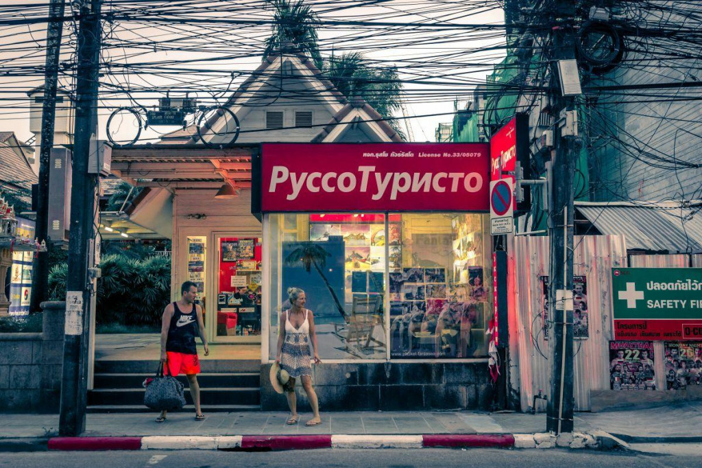 Ruské nápisy na ostrove Phuket. FOTO: Shutterstock