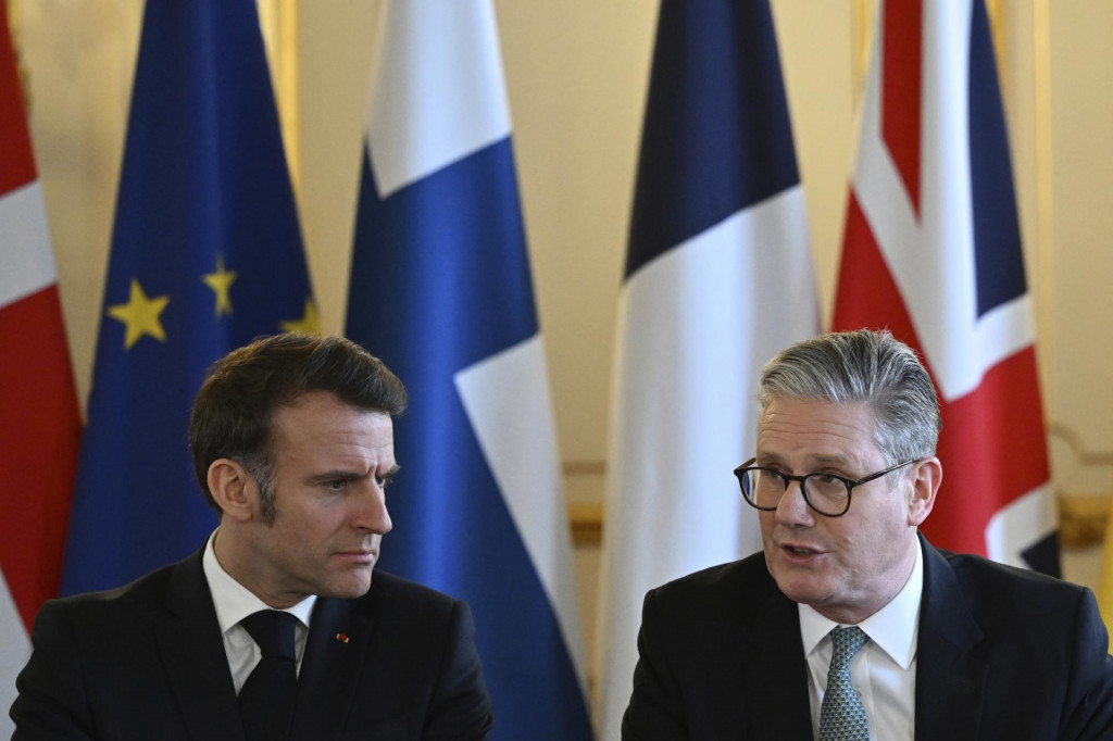 Britsk&yacute; premi&eacute;r Keir Starmer (vpravo) a franc&uacute;zsky prezident Emmanuel Macron. FOTO: TASR/AP