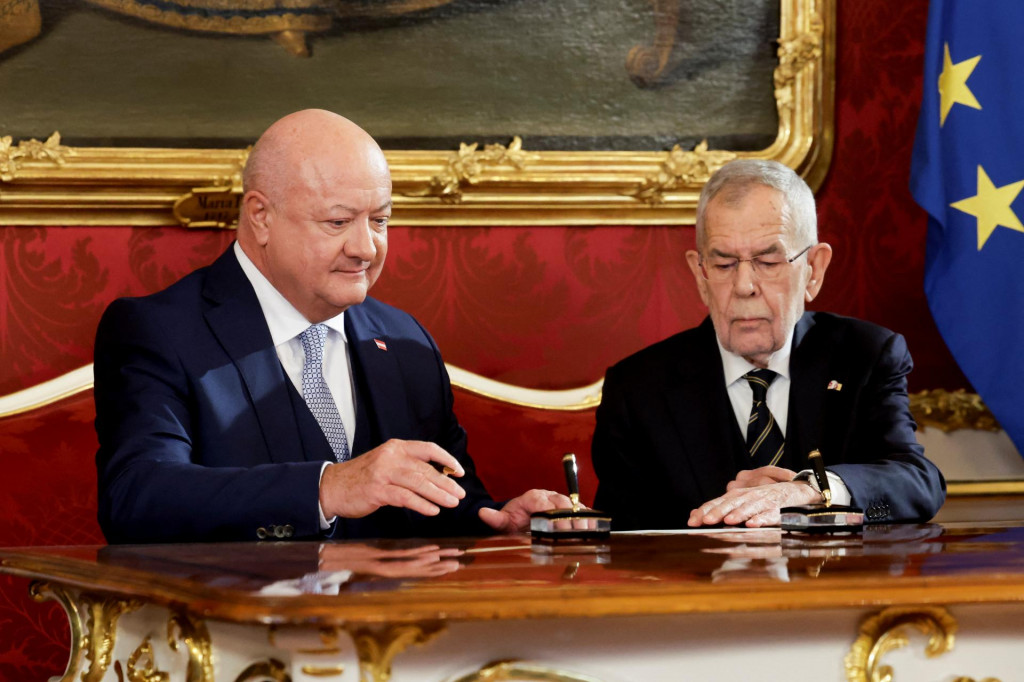 Rakúsky prezident Alexander Van der Bellen a šéf Ľudovej strany (ÖVP) a nový kancelár Christian Stocker. FOTO: Reuters