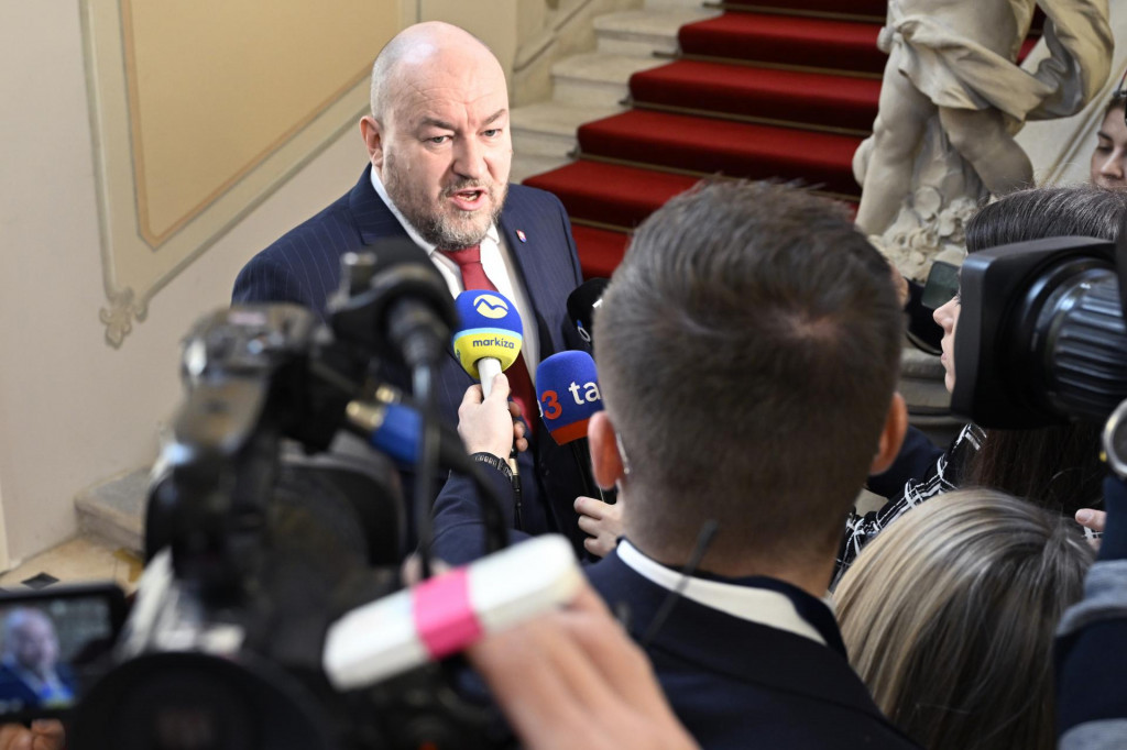 Poslanec Národnej rady Rudolf Huliak (nezaradený) počas brífingu s novinármi po rokovaní s prezidentom Petrom Pellegrinim v Prezidentskom paláci v Bratislave. FOTO: TASR/Pavel Neubauer