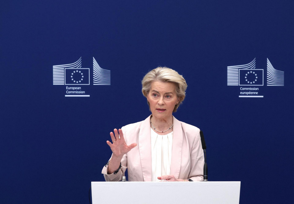 Predsedníčka Európskej komisie Ursula von der Leyenová hovorí po stretnutí so zástupcami európskeho automobilového priemyslu v sídle Európskej komisie v Bruseli. FOTO: REUTERS