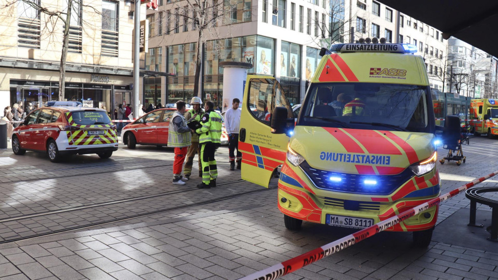 Príslušníci záchranných zložiek zasahujú v centre západonemeckého mesta Mannheim. FOTO: TASR/AP

