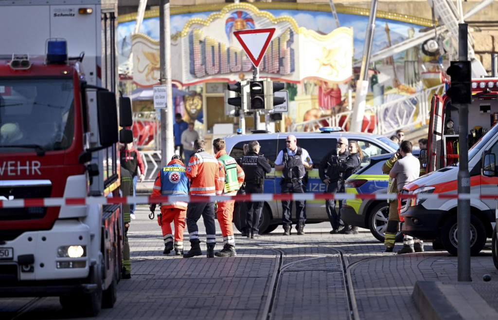 Policajti a záchranári zasahujú počas rozsiahlej policajnej akcie po tom, ako auto vrazilo do davu ľudí v nemeckom Mannheime 3. marca 2025. FOTO: TASR/AP
