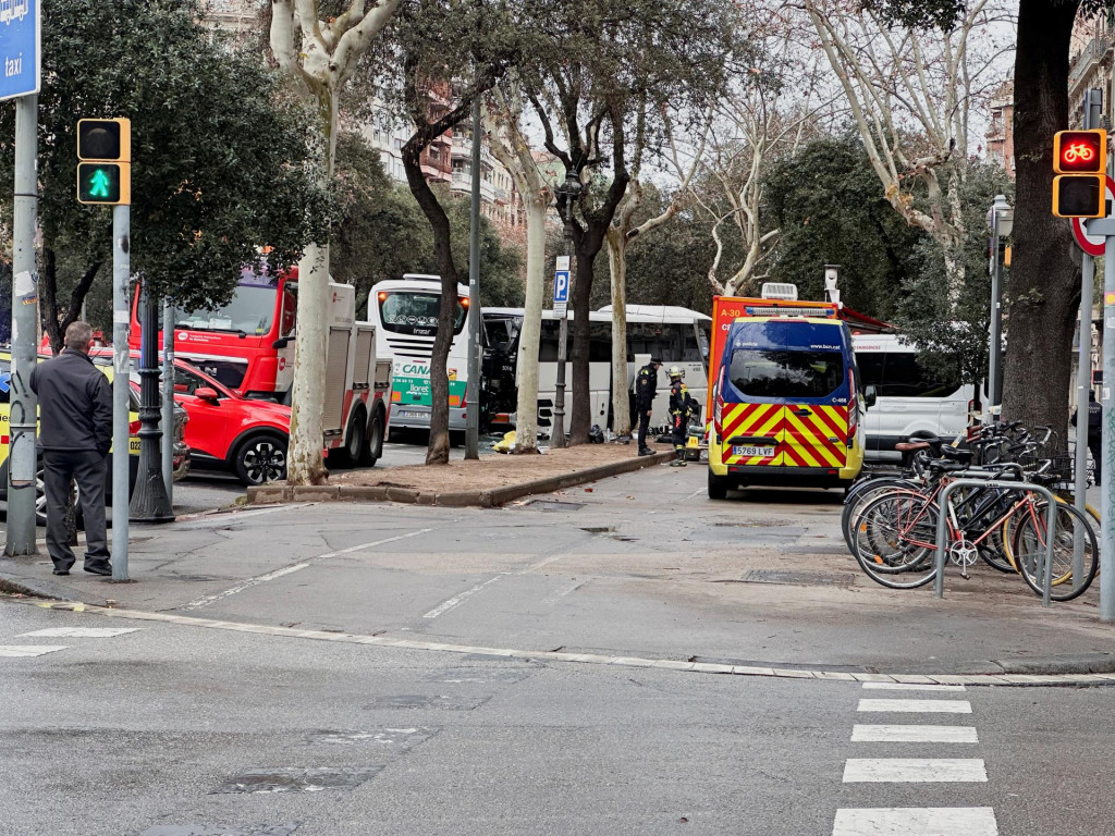 Miestny denník La Vanguardia citoval svedkov nehody, podľa ktorých jeden z autobusov najskôr zozadu narazil do druhého, ktorý následne vrazil do stromu. FOTO: REUTERS