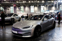 Predaj vozidiel amerického výrobcu elektromobilov Tesla vyrobených v Číne vo februári 2025 prudko klesol. FOTO: Reuters