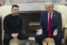Americký prezident Donald Trump a ukrajinský prezident Volodymyr Zelenskyj počas stretnutia v Oválnej pracovni Bieleho domu vo Washingtone. FOTO: TASR/AP