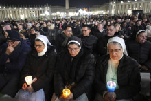 Na snímke sa ľudia modlia ruženec s kardinálom Víctorom Manuel Fernándezom za zdravie pápeža Františka na Námestí sv. Petra vo Vatikáne. FOTO: TASR/AP