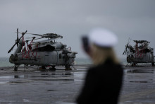 Americké vrtuľníky na pilotnej palube lietadlovej lode s jadrovým pohonom  USS Carl Vinson v prístave v Pusan ​​v Južnej Kórei. FOTO: Reuters