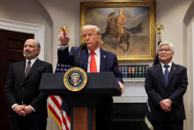Americký prezident Donald Trump v Rooseveltovej miestnosti v Bielom dome vo Washingtone. FOTO: Reuters