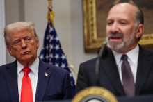Americký minister obchodu Howard Lutnick hovorí po boku amerického prezidenta Donalda Trumpa v Rooseveltovej izbe v Bielom dome vo Washingtone. FOTO: Reuters