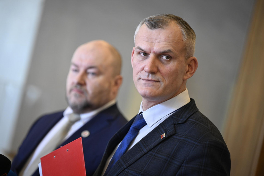 Poslanec Národnej rady Roman Malatinec (vpravo) a poslanec Rudolf Huliak. FOTO: TASR/Jaroslav Novák